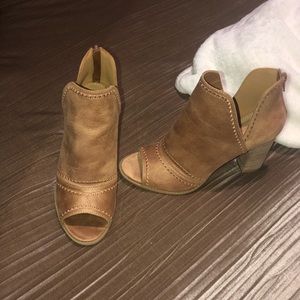 Report women’s size 9 open toe heels brand new